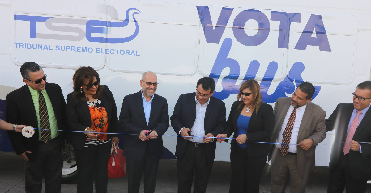 Elección presidencial 2019: El Organismo Colegiado del Tribunal Supremo Electoral (TSE) y representantes del Instituto Republicano internacional (IRI) inauguraron este jueves 10 de enero el proyecto denominado “Vota Bus”