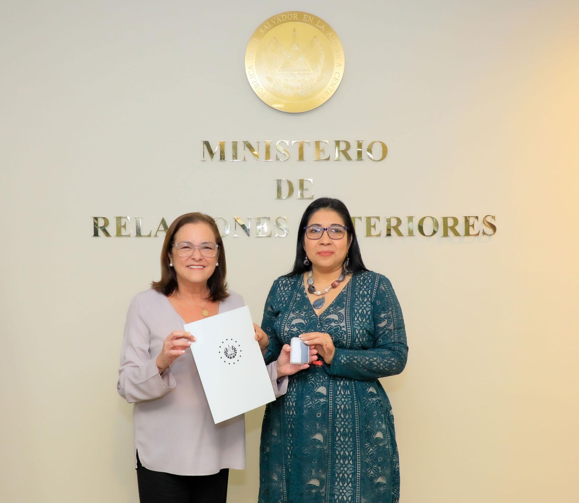 La presidenta del TSE, Dora Esmeralda Martínez, recibió de manos de la ministra de Relaciones Exteriores, Alexandra Hill Tinoco, la información de las 89 representaciones diplomáticas y consulares acreditadas en el exterior, así de los Consulados Honorarios en el mundo.