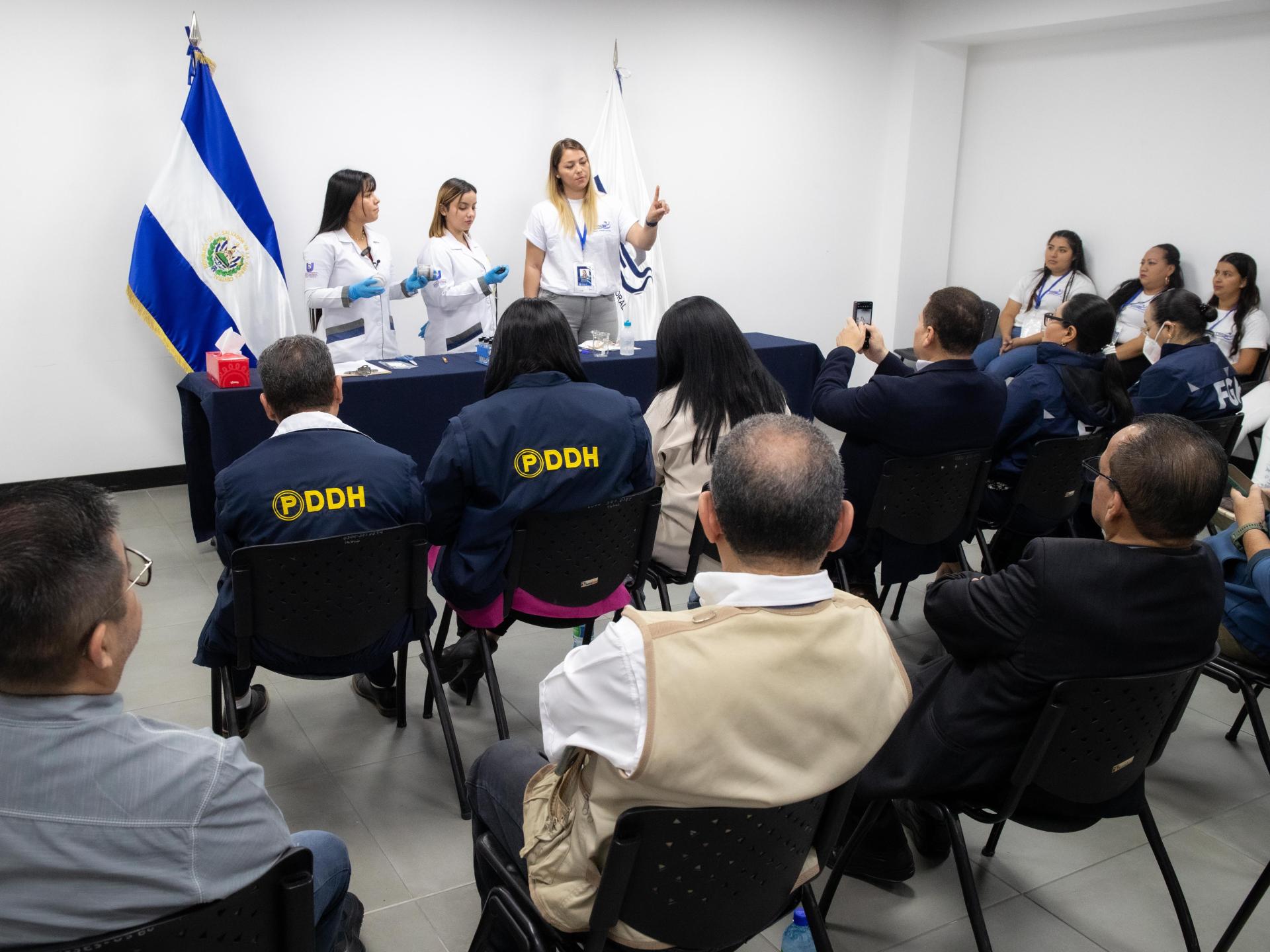 ELECCIONES 2024: Personal del laboratorio de control de calidad de la Universidad Salvadoreña Alberto Masferrer determinó que la tinta es de secado inmediato, no causa daños en la piel y demostró ser resistente a intentos de eliminación mediante diversas sustancias.