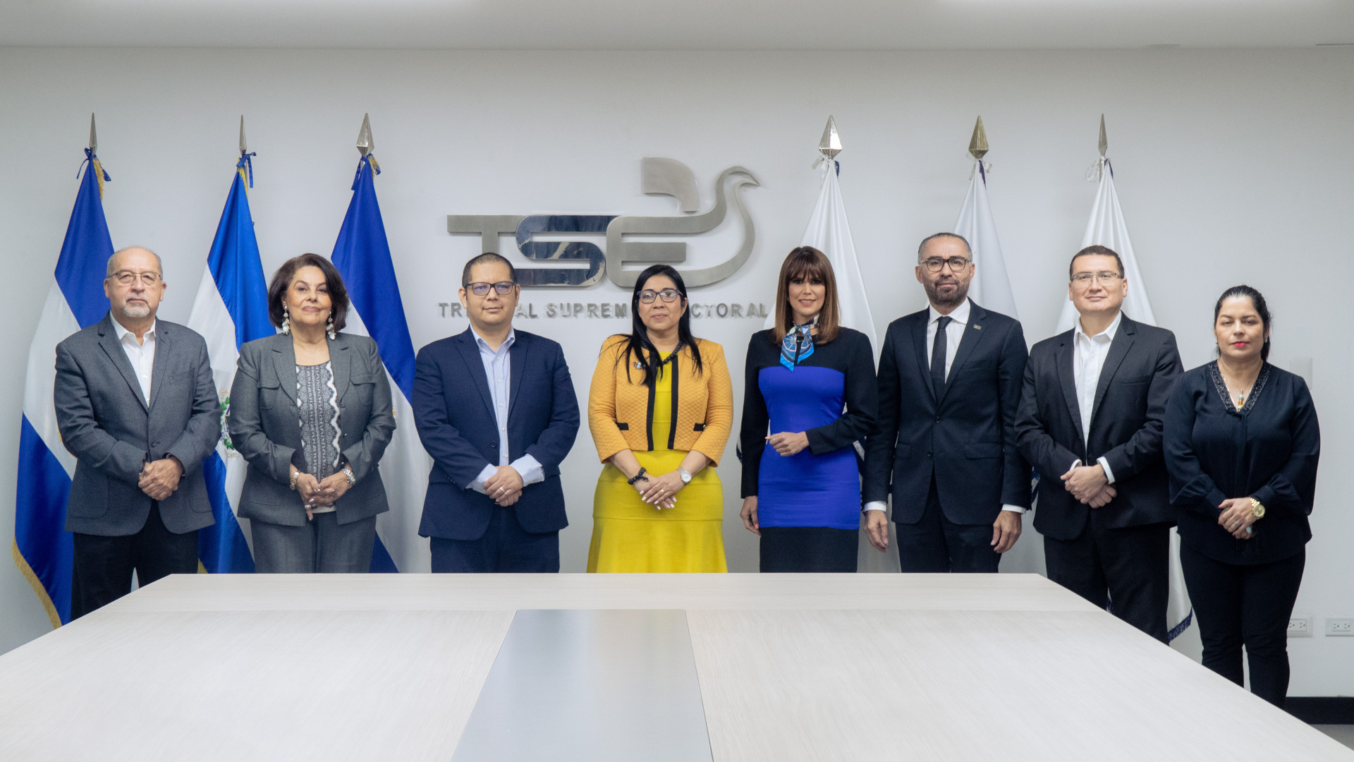 El Organismo Colegiado del TSE recibió la visita de la excelentísima embajadora de El Salvador en Estados Unidos, Milena Mayorga, con el objetivo de sostener los primeros acercamientos para cooperar en la ejecución del sufragio desde el extranjero.