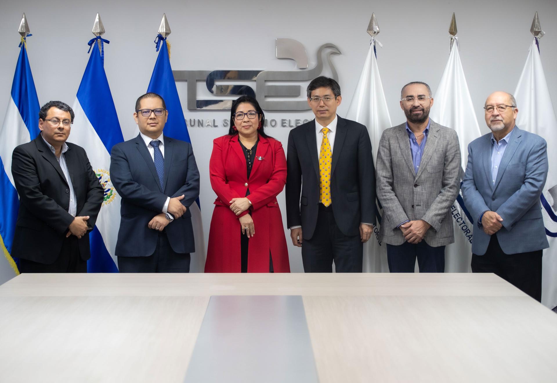 El pleno de magistrados propietarios del Tribunal Supremo Electoral (TSE) recibió la visita de cortesía del Sr. Zhang Yanhui, excelentísimo embajador de China, en El Salvador.