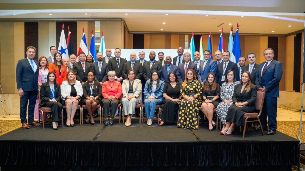 La magistrada Dora Esmeralda Martínez de Barahona, entregó la presidencia pro tempore del Protocolo de Tikal, al presidente del Tribunal Electoral de Panamá, Alfredo Juncá.