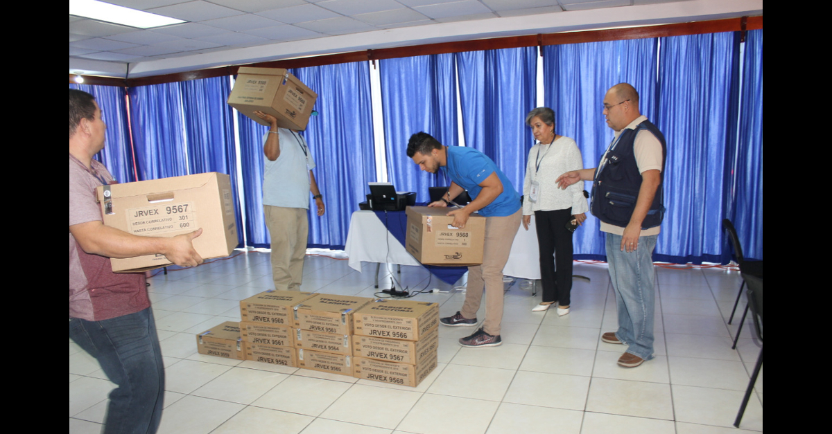 VOTO EXTERIOR 2019: La Junta Electoral de Voto desde el Exterior (JEVEX) recibió este 10 de diciembre de la Dirección de Organización Electoral del TSE los materiales electorales para iniciar el llenado de paquetes que serán enviados a las personas empadronadas para emitir el voto desde el exterior